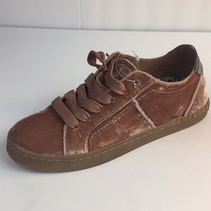New Dolce Vita Women’s fashion Sneakers